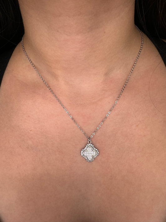 Clover Necklace silver adjustable length of 16-18 inches. Collar de 925 Plata de Ley Clover ajustable