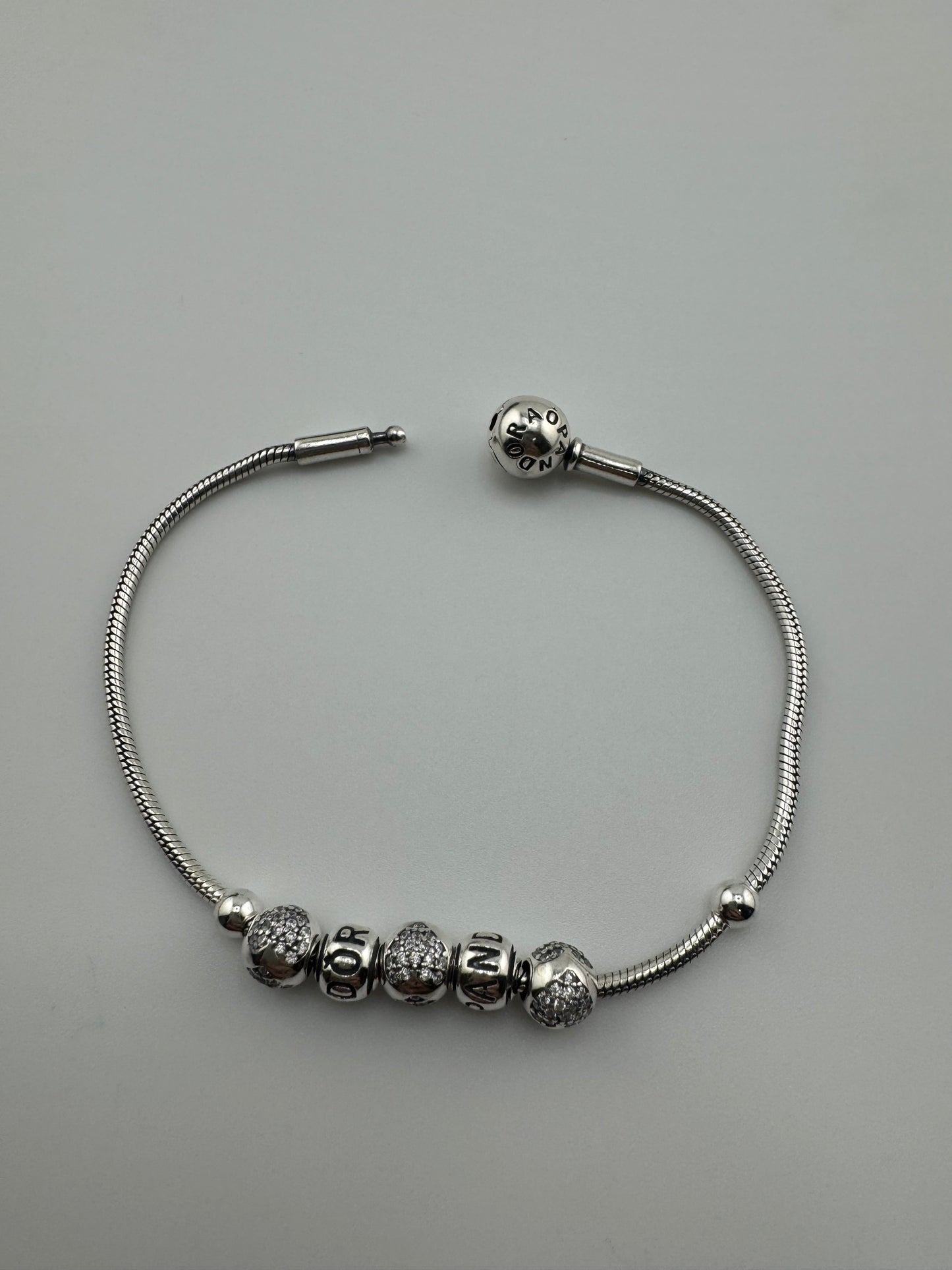 Pandoritas Bracelets 6 1/2 in can be for Girls or petite hand 925s Silver, pulsera de plata para Ninas o mano pequena.